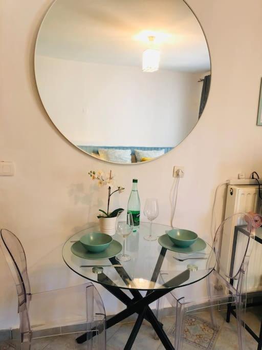 Cosy Studio Design With Modern Bathroom Vaureal Exteriér fotografie