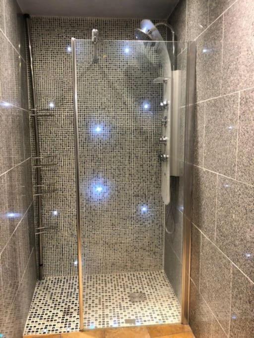 Cosy Studio Design With Modern Bathroom Vaureal Exteriér fotografie