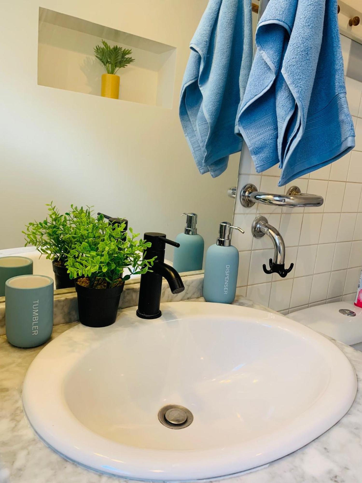 Cosy Studio Design With Modern Bathroom Vaureal Exteriér fotografie